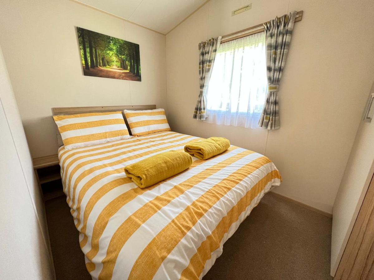 Mallard Corner, Cosy Cotswold Lakeview Lodge Саут-Керни Экстерьер фото
