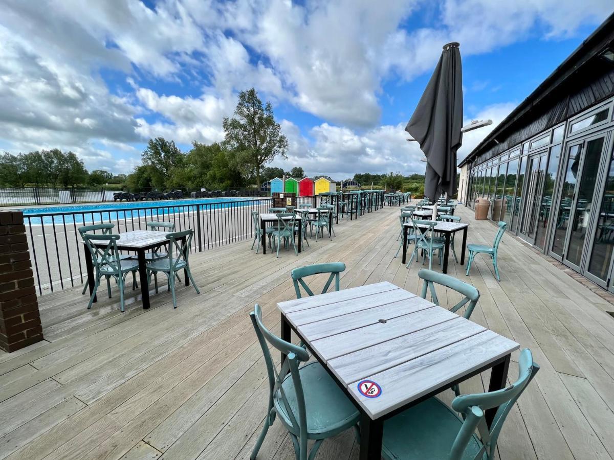 Mallard Corner, Cosy Cotswold Lakeview Lodge Саут-Керни Экстерьер фото