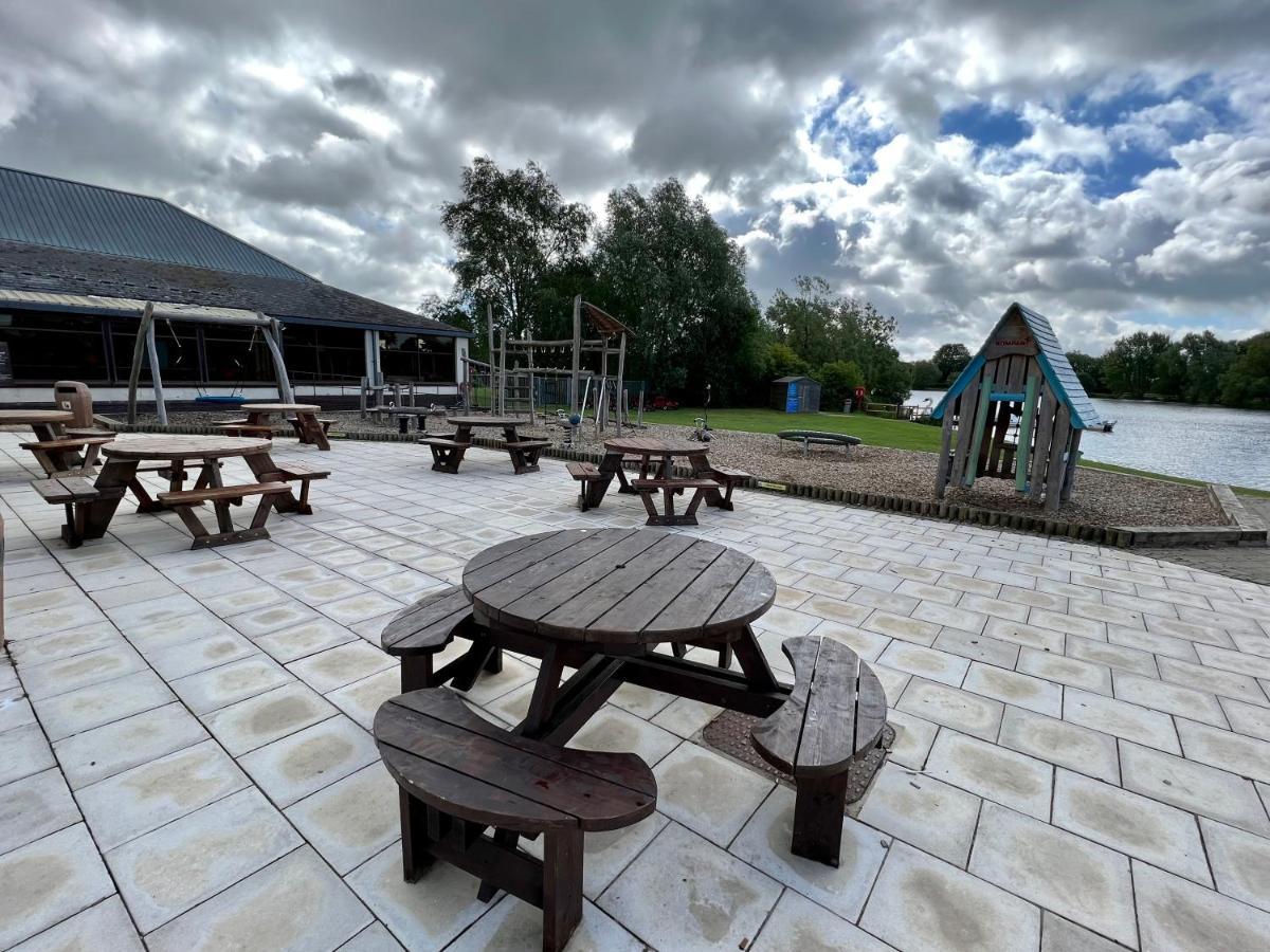 Mallard Corner, Cosy Cotswold Lakeview Lodge Саут-Керни Экстерьер фото
