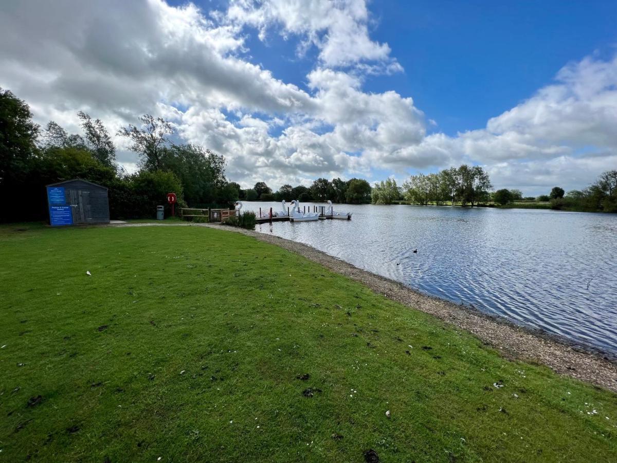Mallard Corner, Cosy Cotswold Lakeview Lodge Саут-Керни Экстерьер фото
