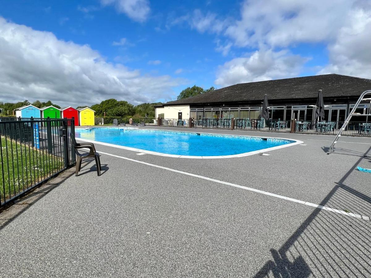 Mallard Corner, Cosy Cotswold Lakeview Lodge Саут-Керни Экстерьер фото